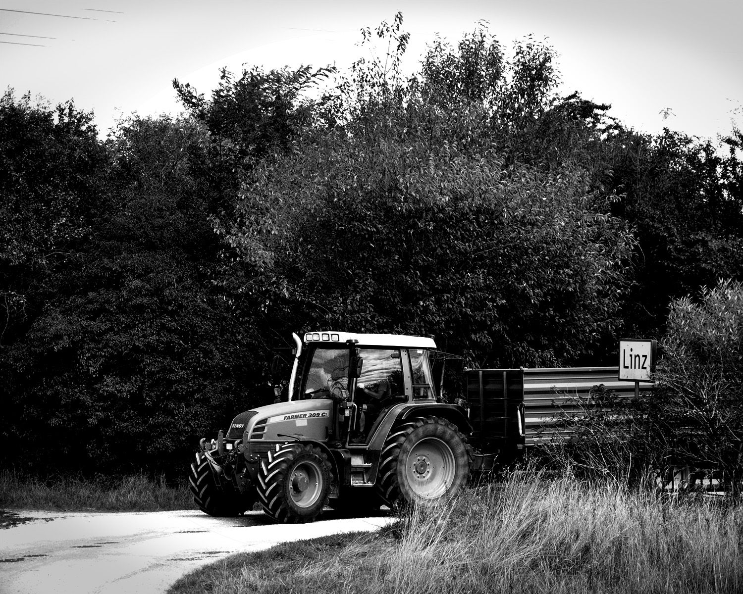 Traktor mit Anhänger auf dem Weg nach Linz